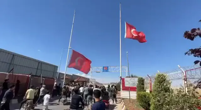 في إطار سيطرة تركيا على أراضٍ سورية . أنقرة تتوعد بعد إنزال علمها على الحدود مع سوريا